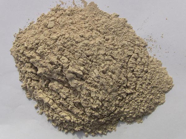 礬土性質(zhì) 礬土主要成分是氧化鋁，為煉鋁和耐火材料的主要原料。白色或灰白色，因含鐵而呈褐黃或淺紅色。密度3.45g/cm3，硬度1～3，不透明，質(zhì)脆。極難熔化，不溶于水，能溶于硫酸、氫氧化鈉溶液。 地區(qū)分布 中國鋁土礦資源比較豐富，在全國18個省、自治區(qū)、直轄市已查明鋁土礦產(chǎn)地205處，其中大型產(chǎn)地72處（不包括臺灣），主要分布在山西、山東、河北、河南、貴州、四川、廣西、遼寧、湖南等地。 投資前景 1.可用于煉鋁工業(yè)。用于國防、航空、汽車、電器、化工、日常生活用品等。 2.可用于精密鑄造。礬土熟料加工成細粉做成鑄模后精鑄。用于軍工、航天、通訊、儀表、機械及醫(yī)療器械部門。 3.可用于耐火制品。高鋁礬土熟料耐火度高達1780℃，化學(xué)穩(wěn)定性強、物理性能良好。 4.硅酸鋁耐火纖維。用于鋼鐵、有色冶金、電子、石油、化工、宇航、原子能、國防等多種工業(yè)，消防人員可用耐火纖維布做成衣服。 5.制造礬土水泥、研磨材料、陶瓷工業(yè)以及化學(xué)工業(yè)可制鋁的各種化合物。 鋁礬土磨粉制備 鋁礬土粉是選用煅燒過的熟鋁礬土礦石用雷蒙磨加工制成的細粉，粒度通常為100目-325目，在耐火材料行業(yè)得到了廣泛的應(yīng)用。通常加工的流程為先經(jīng)顎式破碎機進行破碎，然后篩分進入鋁礬土雷蒙磨或鋁礬土超細磨粉機中，進行鋁礬土粉制備，使其應(yīng)用更加廣泛。