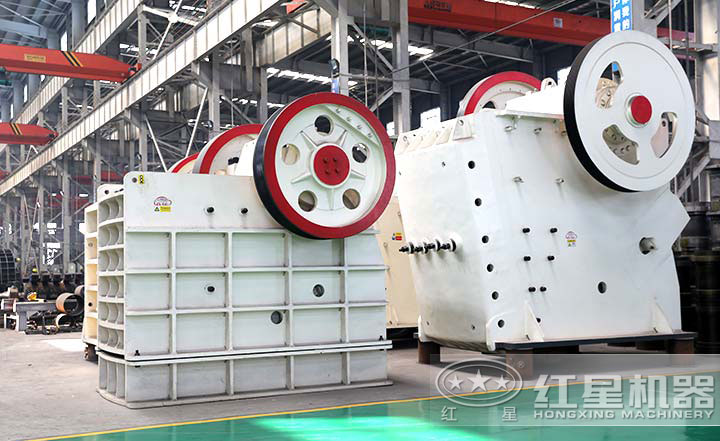 顎式破碎機(jī)實(shí)拍圖，型號(hào)多樣，價(jià)格在10-80萬之間