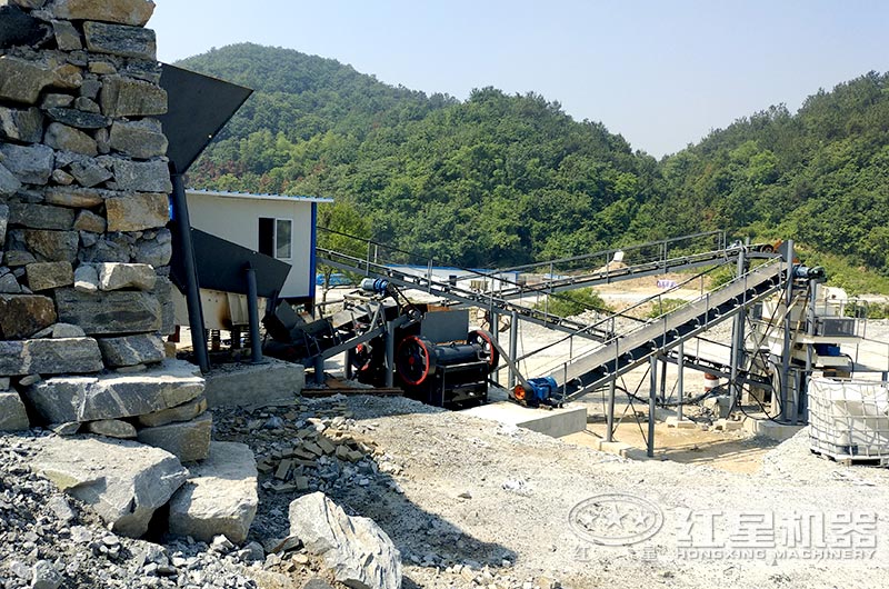 顎式細(xì)破碎機(jī)破碎現(xiàn)場(chǎng)，搭配制砂機(jī)使用